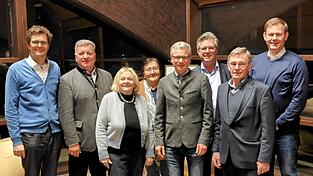 Klausurtagung der Kreis-CSU: (v. l.) Paul Linsmaier, Christian Bernreiter, Margret Tuchen, Maria Biermeier, Landrat Bernd Sibler, Hans Schmalhofer, der alte und neue Fraktionsvorsitzende Bartholom&auml;us Kalb und Thomas Erndl.