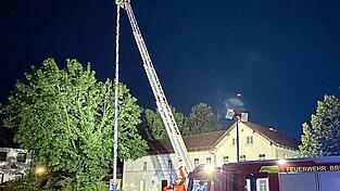 Die FFW Altdorf rückte mit der Drehleiter an, um den beschädigten Maibaum abzutragen. Die FFW Altdorf rückte mit der Drehleiter an, um den beschädigten Maibaum abzutragen.