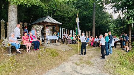 Die Berghofschützen Arrach feierten an Mariä Himmelfahrt bei der Kapelle am Schmidberg zusammen mit weiteren Gläubigen Jahrtaggottesdienst mit Pfarrer Johann Wutz.