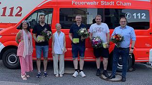 Ingrid Simml-Hausland (links) und Karin Simml bedanken sich bei den Feuerwehrhelfern um Kommandant Markus Reittinger sowie Bürgermeister Martin Stoiber (rechts). Ingrid Simml-Hausland (links) und Karin Simml bedanken sich bei den Feuerwehrhelfern um Kommandant Markus Reittinger sowie Bürgermeister Martin Stoiber (rechts).