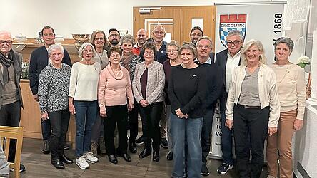 Die geehrten langjährigen Mitglieder mit der Vorstandschaft. Die geehrten langjährigen Mitglieder mit der Vorstandschaft.