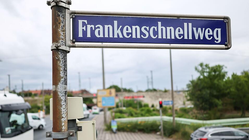 Der Frankenschnellweg im Westen von Nürnberg ist die innerstädtische Verlängerung der Autobahn 73 und verbindet die Stadt mit Fürth und Erlangen. (Archivbild) Der Frankenschnellweg im Westen von Nürnberg ist die innerstädtische Verlängerung der Autobahn 73 und verbindet die Stadt mit Fürth und Erlangen. (Archivbild)