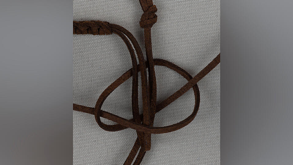 13. Führe das linke Ende unter das Armband und nach oben durch das entstandene Loch.