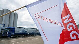 Oettinger - eine der größten Brauereien Deutschlands - und die NGG ringen um einen Tarifabschluss. (Archivbild) Oettinger - eine der größten Brauereien Deutschlands - und die NGG ringen um einen Tarifabschluss. (Archivbild)