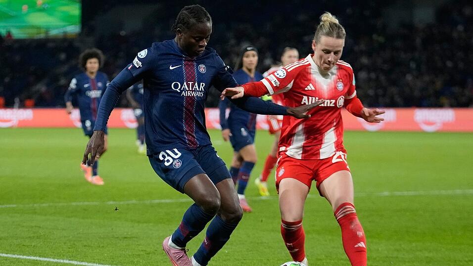 Enges Duell: Bayerns Franziska Kett (r) im Zweikampf mit PSG-Spielerin Merveille Kanjinga.