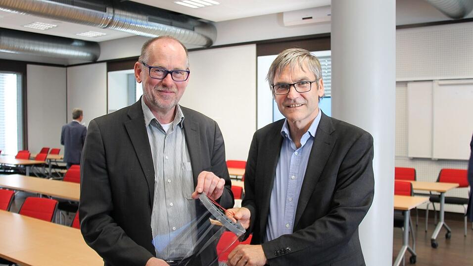 THD-Präsident Peter Sperber und Vize-Präsident Andreas Grzemba präsentieren das Gesichtsschild aus dem 3D-Drucker. THD-Präsident Peter Sperber und Vize-Präsident Andreas Grzemba präsentieren das Gesichtsschild aus dem 3D-Drucker.