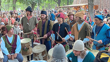 Georg Christl (Dritter von rechts) und die Trommler und Pfeiffer geh&ouml;ren zu den Stimmungsmachern.