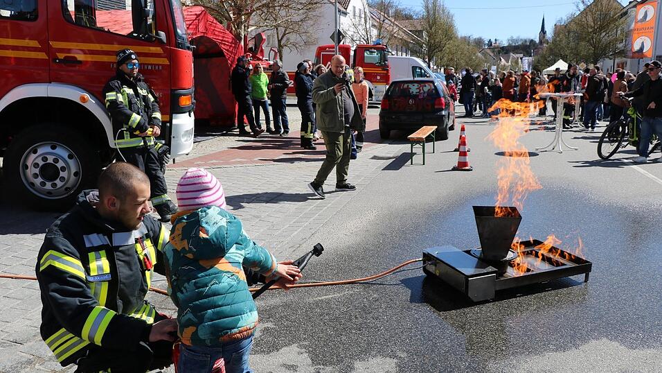 Während dieses junge Nachwuchstalent das Feuer löscht, ist im Hintergrund zu sehen, wie viele Besucher das gute Wetter zum Fastenmarkt ausnutzten. Während dieses junge Nachwuchstalent das Feuer löscht, ist im Hintergrund zu sehen, wie viele Besucher das gute Wetter zum Fastenmarkt ausnutzten.
