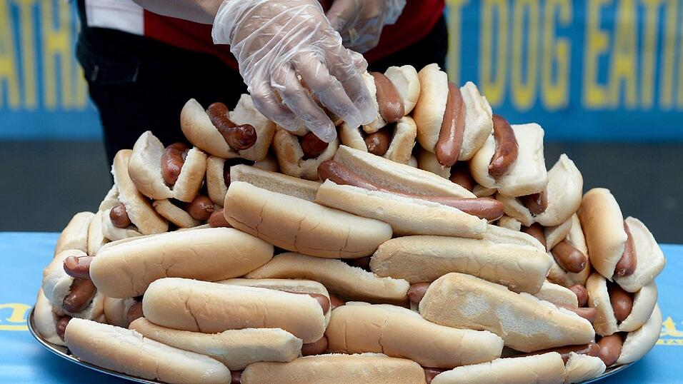 Die Zahl der fettleibigen Menschen in den USA steigt und steigt. Als Hauptgrund gilt 'Junk-Food' wie Hotdogs. Die Zahl der fettleibigen Menschen in den USA steigt und steigt. Als Hauptgrund gilt 'Junk-Food' wie Hotdogs.