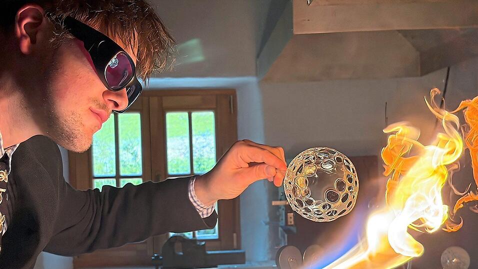Joshua Beck bei seiner Arbeit am Brenner: Unverzichtbar ist dabei die Schutzbrille. Joshua Beck bei seiner Arbeit am Brenner: Unverzichtbar ist dabei die Schutzbrille.
