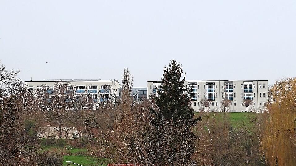 Die &Auml;rzte im Klinikum in Donaustauf (Landkreis Regensburg) betreuen seit Anfang M&auml;rz Post-Covid-Patienten mit einem ganzheitlichen Ansatz. Dabei nehmen sie sowohl den k&ouml;rperlichen als auch den psychosomatischen Bereich in den Blick.