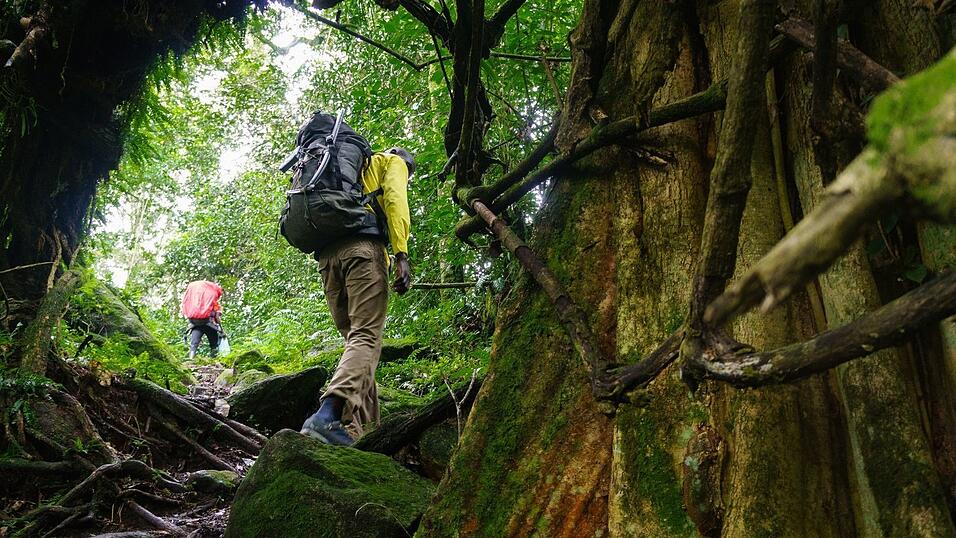 Mehr Komfort beim Trekking: Gerade in warmen Ländern kommt es auf atmungsaktive Kleidung an.
