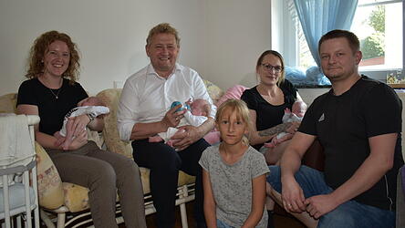 Lena Able (v. l.)mit Emili, Bürgermeister Josef Beham mit Sara und Familie Kwaczewska mit Lucy.