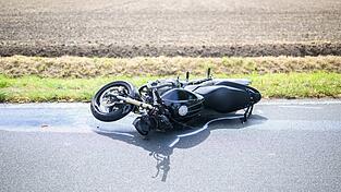 Der Motorradfahrer habe vor dem Aufprall noch versucht, auszuweichen. (Symbolbild)