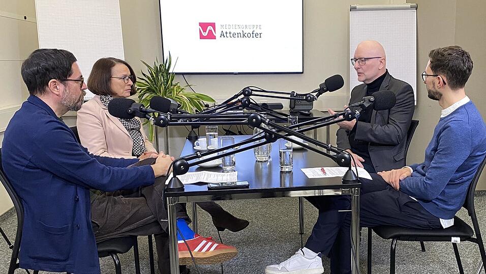 Die Oberbürgermeister Gertrud Maltz-Schwarzfischer (2.v.l.) und Alexander Putz (3.v.l.) beim Gespräch im Straubinger Verlagshaus mit den Redakteuren Uli Karg, Leiter der Landshuter Stadtredaktion (links), und Michael Bothner für Regensburg (rechts).
