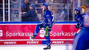 Elis Hede schreit seine Freude &uuml;ber den Overtime-Siegtreffer am Donnerstagabend gegen die Eisb&auml;ren Berlin heraus.