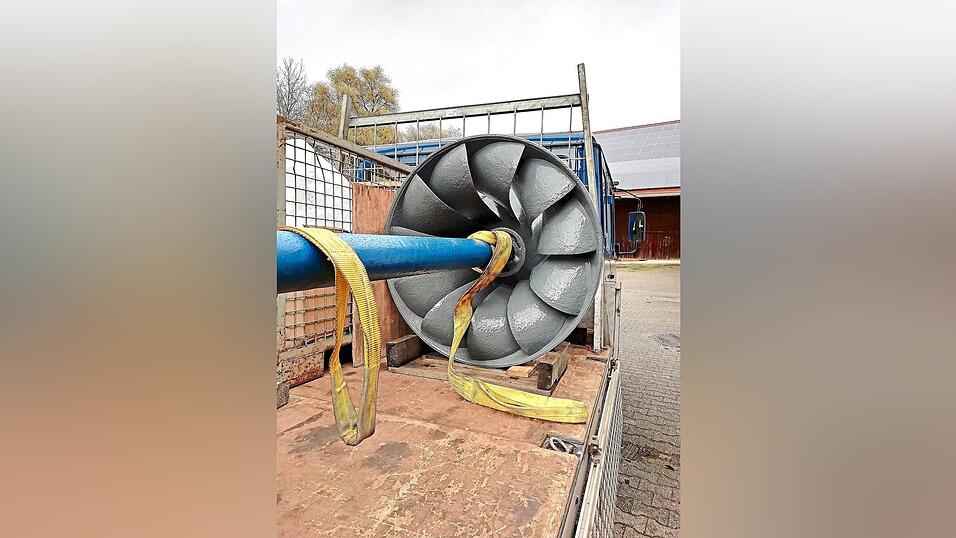 Die schr&auml;gen Rotorbl&auml;tter der Francis-Turbine sorgen f&uuml;r einen besseren Wirkungsgrad als herk&ouml;mmliche Wasserr&auml;der. Vor 100 Jahren wurden sie in die Wild-M&uuml;hle in Atting eingebaut. Das Bild zeigt die ausgebaute Turbine bei der Sanierung 2020. Nach wie vor wird damit Strom erzeugt.