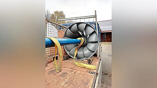 Die schr&auml;gen Rotorbl&auml;tter der Francis-Turbine sorgen f&uuml;r einen besseren Wirkungsgrad als herk&ouml;mmliche Wasserr&auml;der. Vor 100 Jahren wurden sie in die Wild-M&uuml;hle in Atting eingebaut. Das Bild zeigt die ausgebaute Turbine bei der Sanierung 2020. Nach wie vor wird damit Strom erzeugt.