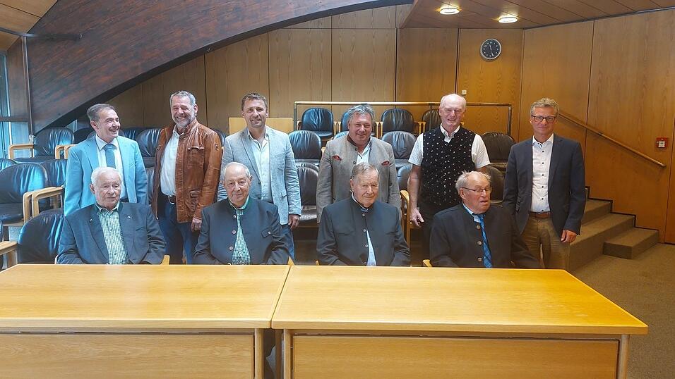 Die Feldgeschworenen gehen einer Tätigkeit nach, die auf das 12./13. Jahrhundert zurückgeht und zum Weltkulturerbe gehört: (vorne, von links) Michael Scheuchengraber (Aholming), Kajetan Bail (Hunding), Josef Lichtinger (Otzing), Erich Fischer (Buchhofen), (hinten, von links) Vermessungsamtsleiter Wolfgang Mitsam, Aholmings Bürgermeister Martin Betzinger, Hundings Bürgermeister Thomas Straßer, Otzings Bürgermeister Johannes Schmid, Buchhofens Bürgermeister Josef Friedberger und Landrat Bernd Sibler. Die Feldgeschworenen gehen einer Tätigkeit nach, die auf das 12./13. Jahrhundert zurückgeht und zum Weltkulturerbe gehört: (vorne, von links) Michael Scheuchengraber (Aholming), Kajetan Bail (Hunding), Josef Lichtinger (Otzing), Erich Fischer (Buchhofen), (hinten, von links) Vermessungsamtsleiter Wolfgang Mitsam, Aholmings Bürgermeister Martin Betzinger, Hundings Bürgermeister Thomas Straßer, Otzings Bürgermeister Johannes Schmid, Buchhofens Bürgermeister Josef Friedberger und Landrat Bernd Sibler.