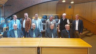 Die Feldgeschworenen gehen einer Tätigkeit nach, die auf das 12./13. Jahrhundert zurückgeht und zum Weltkulturerbe gehört: (vorne, von links) Michael Scheuchengraber (Aholming), Kajetan Bail (Hunding), Josef Lichtinger (Otzing), Erich Fischer (Buchhofen), (hinten, von links) Vermessungsamtsleiter Wolfgang Mitsam, Aholmings Bürgermeister Martin Betzinger, Hundings Bürgermeister Thomas Straßer, Otzings Bürgermeister Johannes Schmid, Buchhofens Bürgermeister Josef Friedberger und Landrat Bernd Sibler. Die Feldgeschworenen gehen einer Tätigkeit nach, die auf das 12./13. Jahrhundert zurückgeht und zum Weltkulturerbe gehört: (vorne, von links) Michael Scheuchengraber (Aholming), Kajetan Bail (Hunding), Josef Lichtinger (Otzing), Erich Fischer (Buchhofen), (hinten, von links) Vermessungsamtsleiter Wolfgang Mitsam, Aholmings Bürgermeister Martin Betzinger, Hundings Bürgermeister Thomas Straßer, Otzings Bürgermeister Johannes Schmid, Buchhofens Bürgermeister Josef Friedberger und Landrat Bernd Sibler.