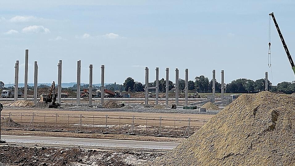 In Hochzeiten stellen die Bauarbeiter rund 100 Stützen für das BMW-Werk in Straßkirchen-Irlbach. In Hochzeiten stellen die Bauarbeiter rund 100 Stützen für das BMW-Werk in Straßkirchen-Irlbach.