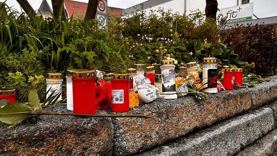 Nach dem Tod des Obdachlosen zeigten viele Einwohner Immenstadts ihre Trauer mit Kerzen und Blumen. (Archivbild) Nach dem Tod des Obdachlosen zeigten viele Einwohner Immenstadts ihre Trauer mit Kerzen und Blumen. (Archivbild)