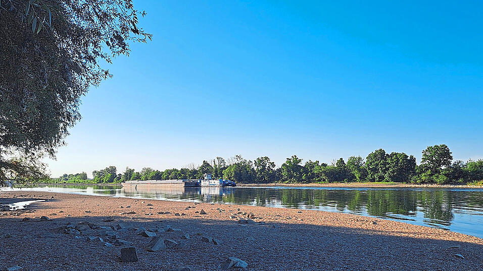 Ein Frachter fährt auf der Donau bei Breitenweinzier. Bei Niedrigwasser werden Wasserstraßen nicht automatisch gesperrt. Allerdings kann die Navigation schwieriger werden und manchmal bedarf es einer Reduzierung der Beladung, um den Tiefgang zu verringern.