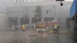 Es dauerte bis in die frühen Morgenstunden, ehe die Einsatzkräfte der Feuerwehr das Feuer unter Kontrolle hatten. (Foto: ih) Es dauerte bis in die frühen Morgenstunden, ehe die Einsatzkräfte der Feuerwehr das Feuer unter Kontrolle hatten. (Foto: ih)