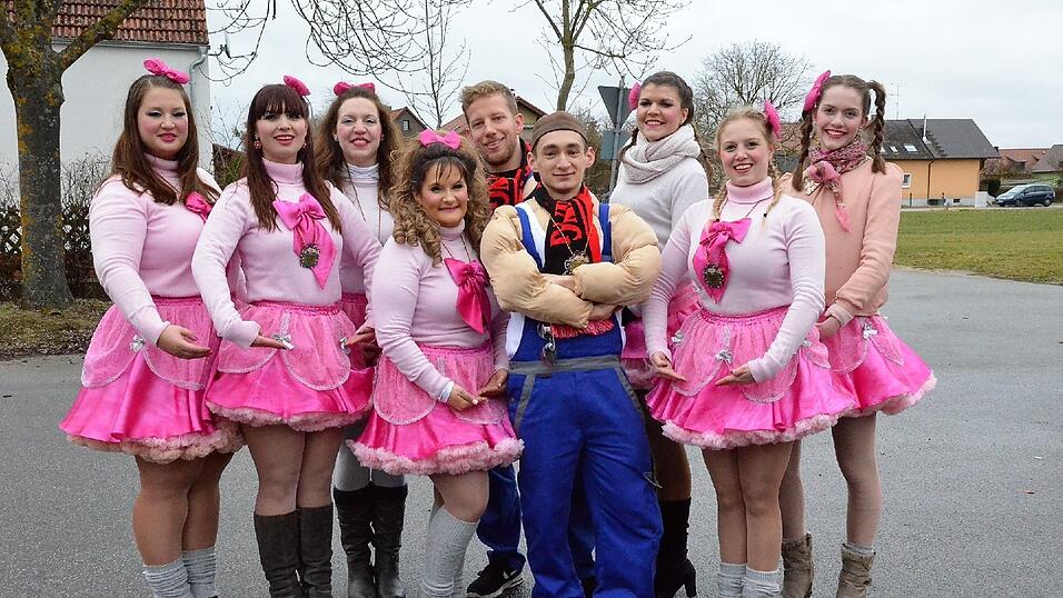 Mit dem großartigen 67. Faschingszug und einem anschließenden 'Narrentreiben' nahm am Faschingsdienstag der Fasching 2017 in Sarching ein glanzvolles Ende. Und was dabei alle 'narrisch' freute, das Wetter spielte doch noch mit; denn während des Zuges war es regenfrei; erst zum Ende regnete es! Mit dem großartigen 67. Faschingszug und einem anschließenden 'Narrentreiben' nahm am Faschingsdienstag der Fasching 2017 in Sarching ein glanzvolles Ende. Und was dabei alle 'narrisch' freute, das Wetter spielte doch noch mit; denn während des Zuges war es regenfrei; erst zum Ende regnete es!
