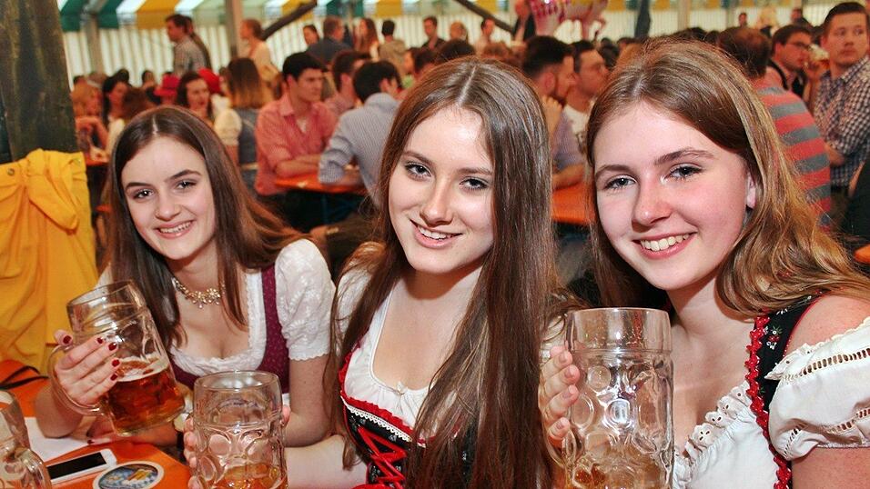 Die Fr&uuml;hjahrsdult 2017 in Landshut neigt sich dem Ende entgegen. Grund genug, noch einmal richtig in den Bierzelten zu feiern - abgerundet vom traditionellen Feuerwerk.