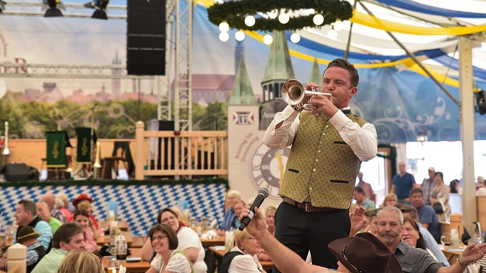 Wenn Stefan Mross singt, spielt das Publikum verr&uuml;ckt.