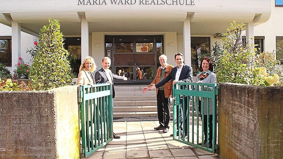 Hereinspaziert ! Auch Jungs d&uuml;rfen jetzt rein, freuen sich Astrid Schmid (v. l.), Mitglied des Stiftungsvorstands, Schulleiter Christian Grantner, Stiftungsvorsitzender Dr. Heinz-G&uuml;nter Kuhls, Oberb&uuml;rgermeister Christian Moser und Hannelore Eichberger, Gesch&auml;ftsleitung der Schulstiftung.