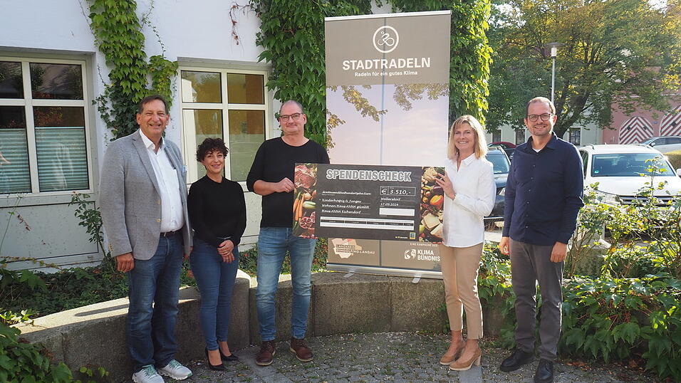Christian Flick und Katrin Buchholz von Edeka Logistik überreichten einen Scheck über 3 510 Euro an Astrid Kantner vom Haus Anna.