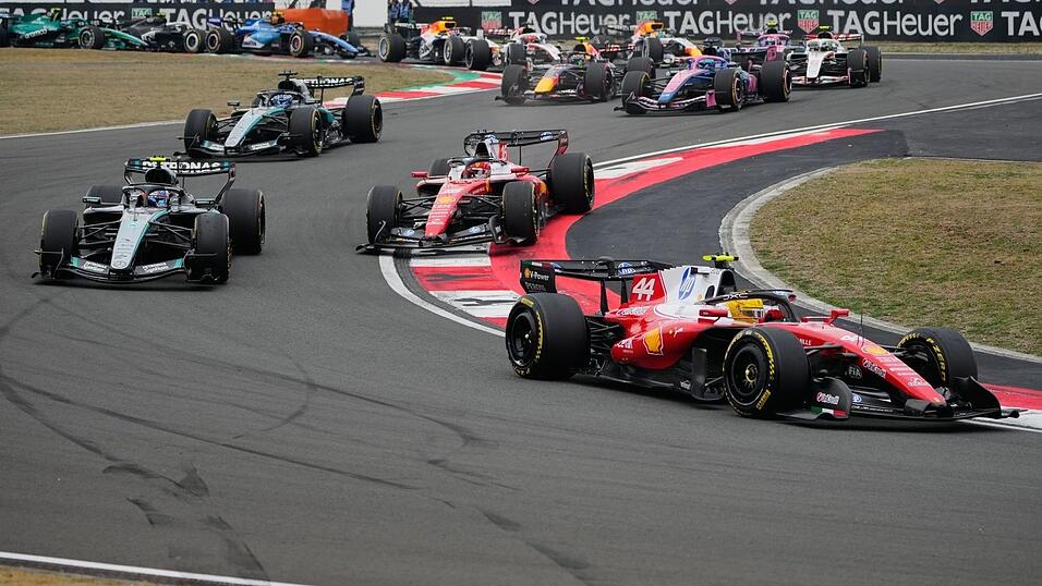 Lewis Hamilton f&uuml;hrt das Feld in die erste Kurve.