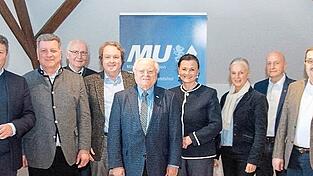 Die Teilnehmer der MU Landshut mit der Staatsekret&auml;rin Gitta Connemann (Mitte), Staatsminister Christian Bernreiter (2.v.l.), Thomas Bader (1.v.l.) sowie Peter Erl (r).