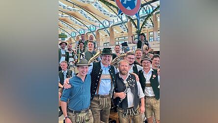 Kapellmeister Josef Menzl (Zweiter von links) im Kreis weiterer Musiker der &bdquo;Kapelle Josef Menzl&ldquo; 2022 auf dem Oktoberfest.