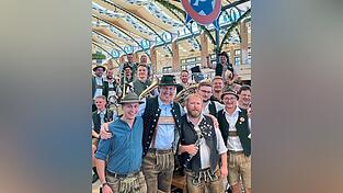 Kapellmeister Josef Menzl (Zweiter von links) im Kreis weiterer Musiker der &bdquo;Kapelle Josef Menzl&ldquo; 2022 auf dem Oktoberfest.