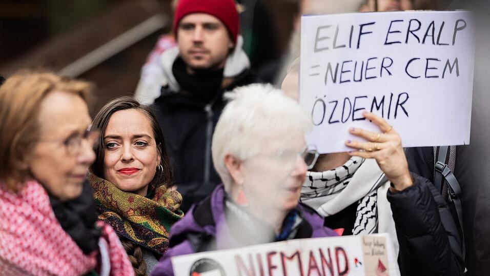 Die umstrittene Linke-Abgeordnete Vanessa Emde nahm an einer Kundgebung gegen die Parteispitze teil. Die umstrittene Linke-Abgeordnete Vanessa Emde nahm an einer Kundgebung gegen die Parteispitze teil.