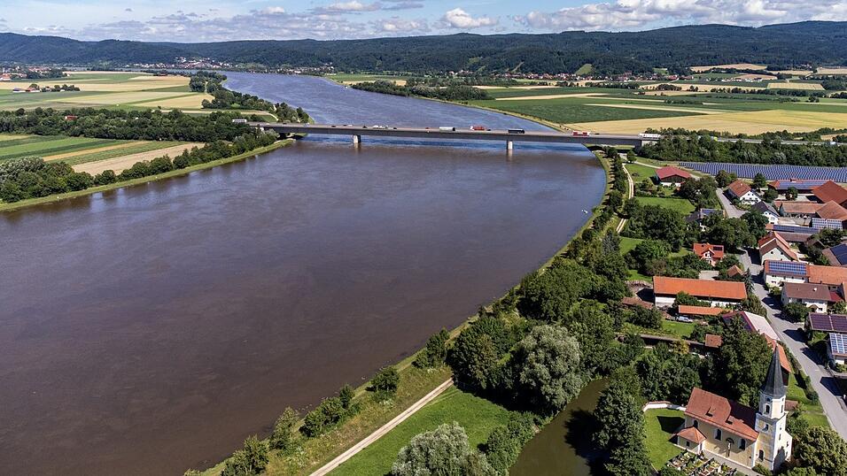 Die Donau nahe Kiefenholz. Im Hintergrund die Autobahn A3 (Luftaufnahme mit Drohne). Die Donau nahe Kiefenholz. Im Hintergrund die Autobahn A3 (Luftaufnahme mit Drohne).