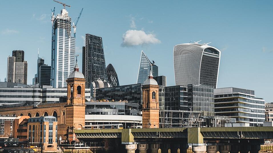 Die City of London ist das wirtschaftliche Zentrum von London. Die City of London ist das wirtschaftliche Zentrum von London.