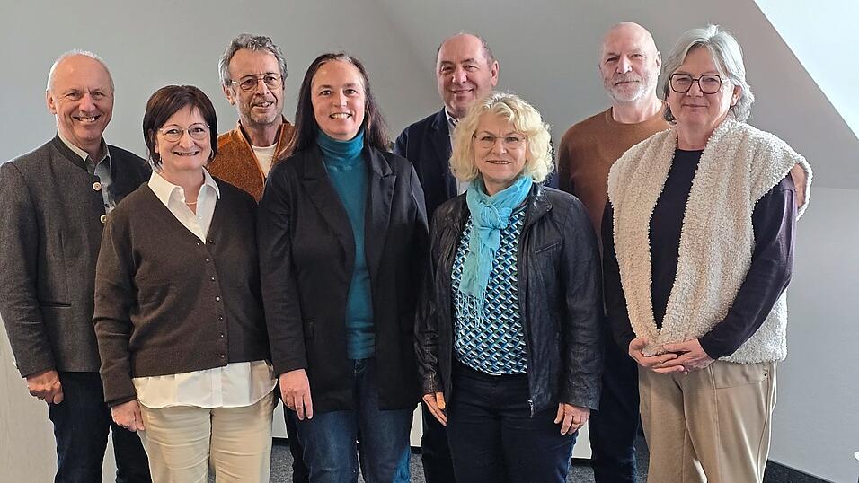 Das Entscheidungsgremium mit Regionalmanagerin Monika Wunderlich (4. von links) genehmigte 17 Projekte mit einer F&ouml;rdersumme von 100.000 Euro.