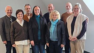 Das Entscheidungsgremium mit Regionalmanagerin Monika Wunderlich (4. von links) genehmigte 17 Projekte mit einer Fördersumme von 100.000 Euro. Das Entscheidungsgremium mit Regionalmanagerin Monika Wunderlich (4. von links) genehmigte 17 Projekte mit einer Fördersumme von 100.000 Euro.