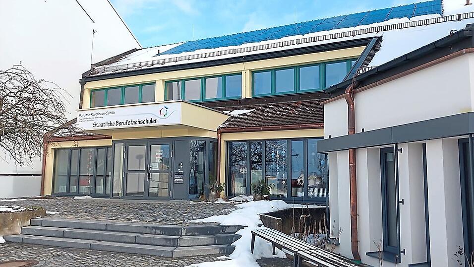 Der Eingang zur Berufsfachschule in Mitterfels. Bisher ist der Schule ein kleines Internat angegliedert.