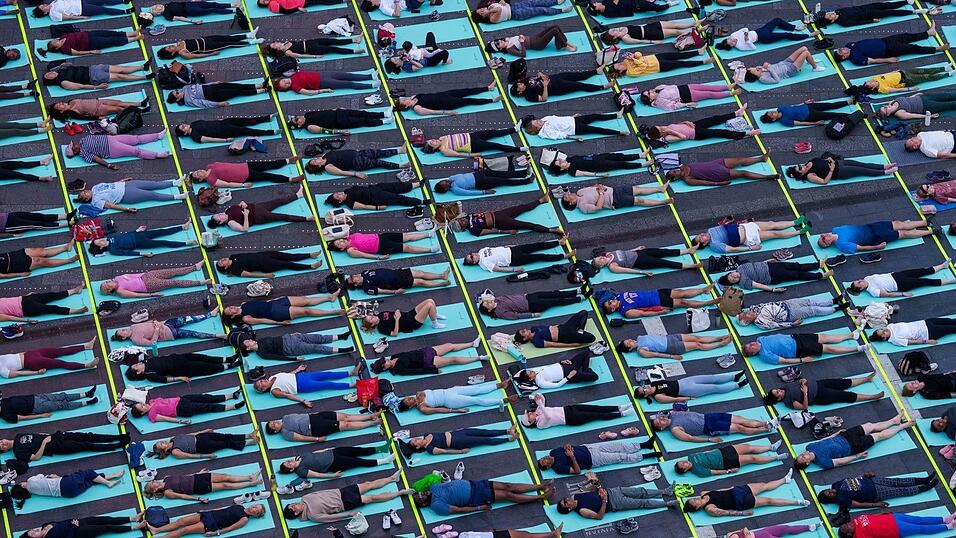Hunderte Yogis nehmen an Yoga-Kursen im Herzen Manhattans teil. Hunderte Yogis nehmen an Yoga-Kursen im Herzen Manhattans teil.