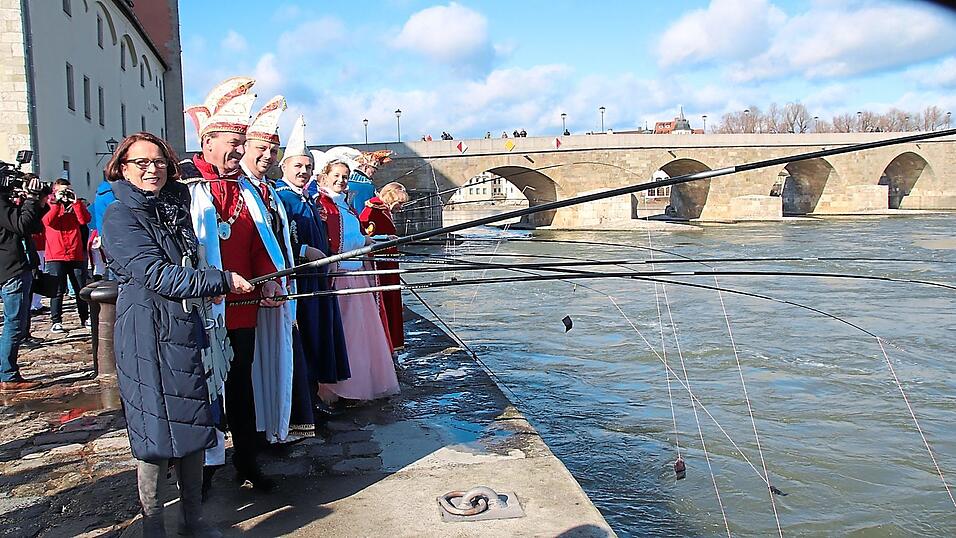 Mit langen Angelruten h&auml;ngte die Narragonia am Aschermittwoch ihre Geldbeutel in die Donau.