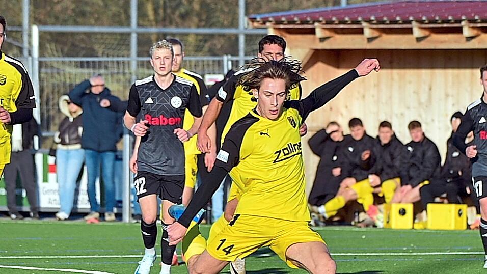 Zu viele Chancen hat die DJK Vilzing mit Josef Gottmeier (in Gelb) bei Fortuna Regensburg ausgelassen.