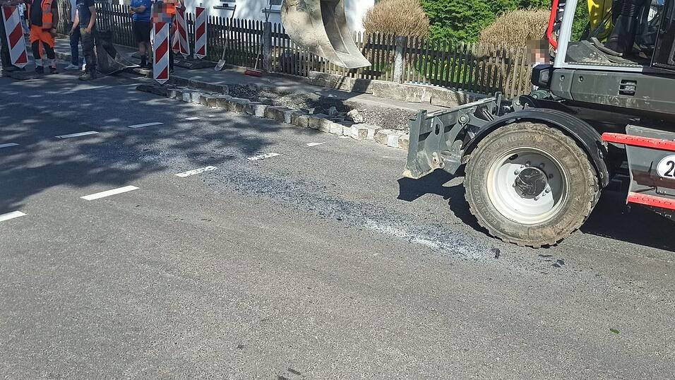 Scherben auf der Paul-Maurer-Stra&szlig;e. Der Schulbus wurde auf der rechten Seite besch&auml;digt.