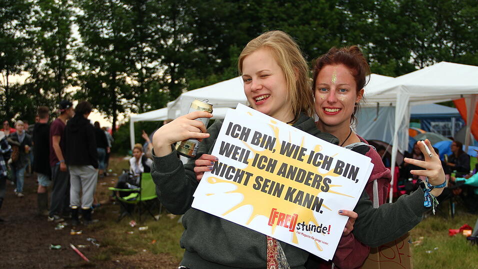 Die Besucher des Pfingst-Open-Airs in Salching sind schon in Feierlaune, aufgenommen von David Voltz am Freitag.