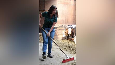 &bdquo;Es gibt immer was zu tun&ldquo;, sagt Theresa Nagl und kehrt den K&uuml;hen das Futter wieder n&auml;her ran.