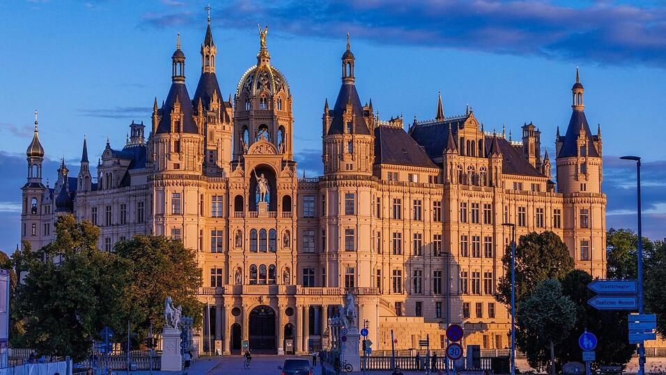 Vor der Wahl in Mecklenburg-Vorpommern überholt die SPD die AfD in einer ZDF-Umfrage. (Archivbild) Vor der Wahl in Mecklenburg-Vorpommern überholt die SPD die AfD in einer ZDF-Umfrage. (Archivbild)